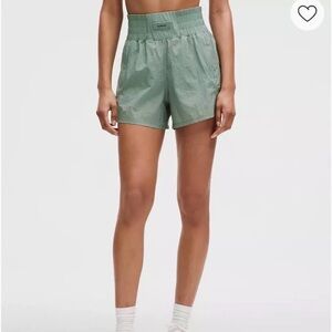 Lululemon Lightweight SHR Training Short 4" - Size 4